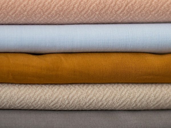 Benefícios de usar malha penteada em roupas de algodão