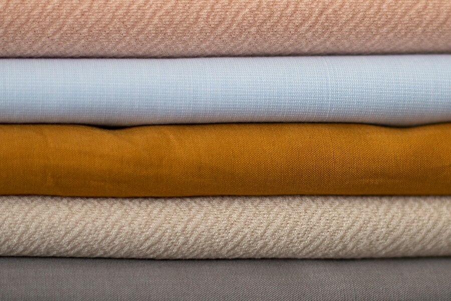 Benefícios de usar malha penteada em roupas de algodão