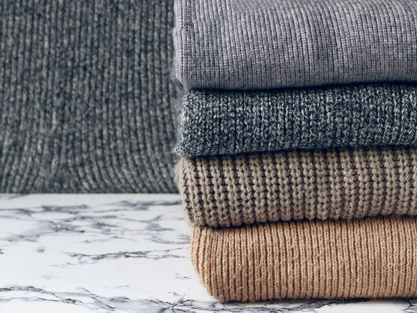 Quais são as vantagens da malha cardada na confecção de roupas de inverno?