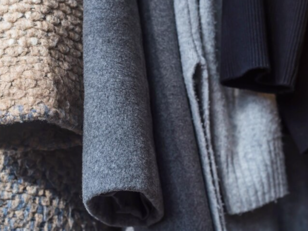 Malha Penteada X Malha Cardada: Quais as diferenças?