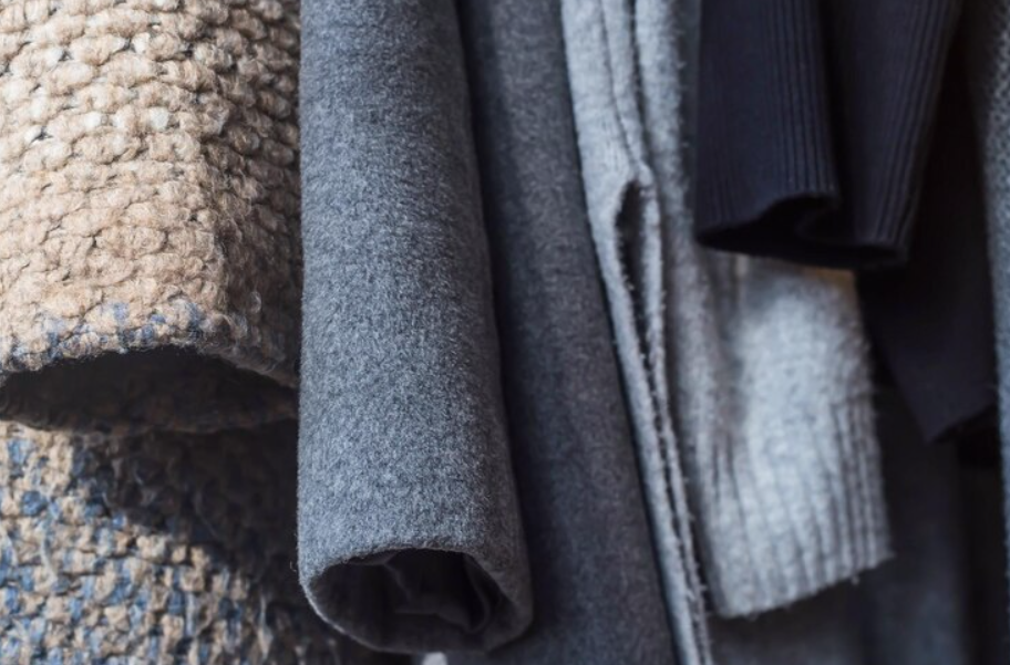 Malha Penteada X Malha Cardada: Quais as diferenças?