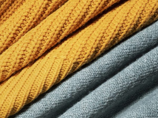 Malha cardada x Malha penteada: qual a diferença e qual escolher?