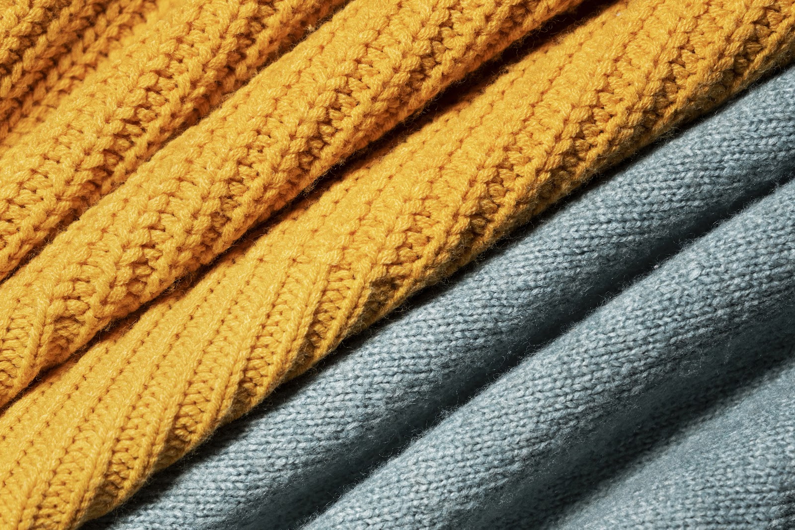 Malha cardada x Malha penteada: qual a diferença e qual escolher?