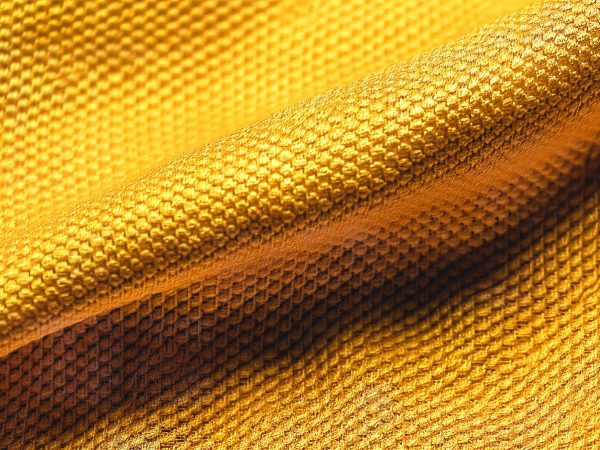 Poliéster anti-pilling: O que é e por que essa tecnologia é um divisor de águas para suas roupas?