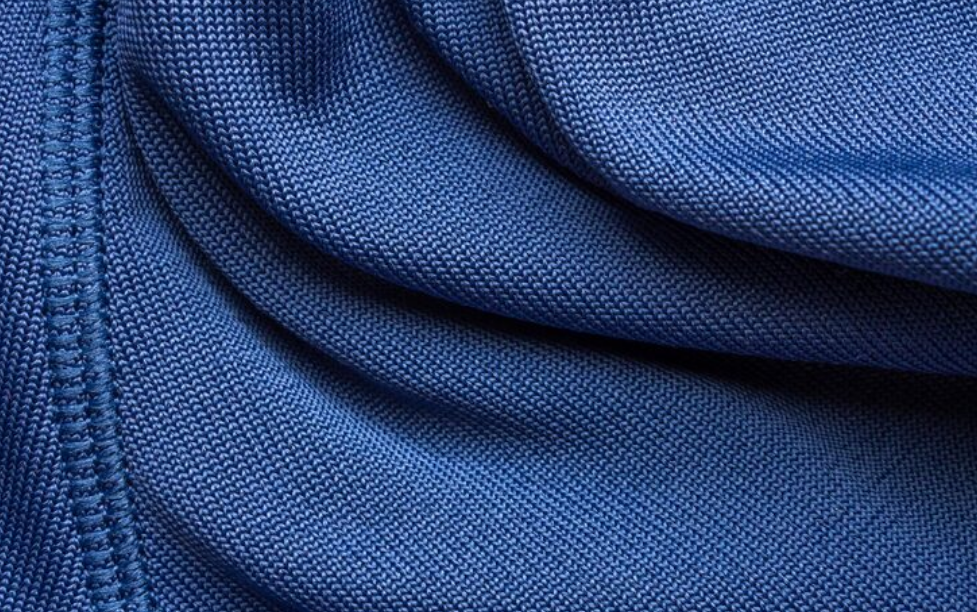 Malha PV anti-pilling: O que é essa tecnologia e como ela salva suas roupas das bolinhas?