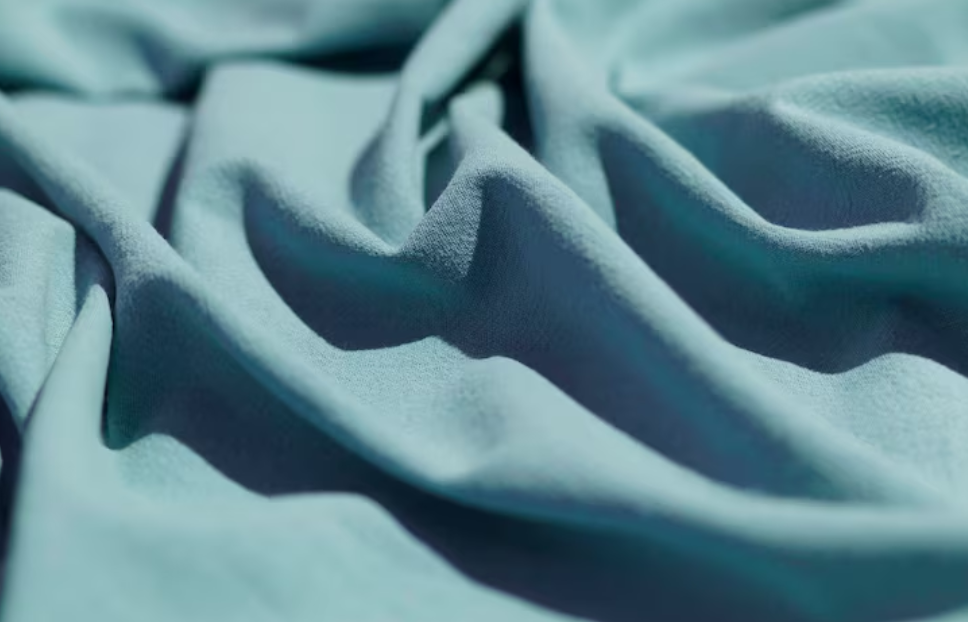 Como a Tecnologia Poliéster Anti Pilling Transformou a “Malha Fria” em uma Peça de Manutenção Quase Zero?