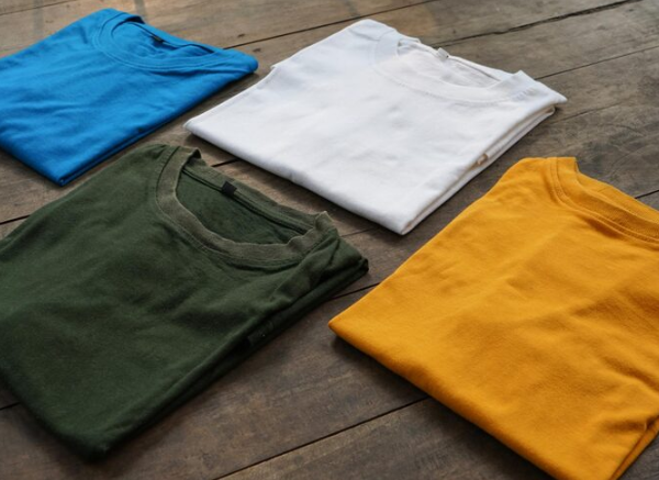 Sua Camiseta Precisa de Respirabilidade (Algodão Penteado) ou Secagem Rápida (Poliéster)? Escolha a Composição Certa