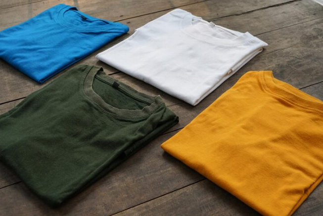 Sua Camiseta Precisa de Respirabilidade (Algodão Penteado) ou Secagem Rápida (Poliéster)? Escolha a Composição Certa